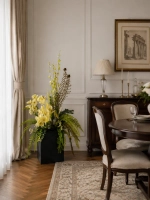 Напольная композиция из искусственных растений и цветов