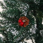 Ёлка «Морозное утро» 210 см, ПВХ с шишками, ягодами и белым инеем (700 веток)