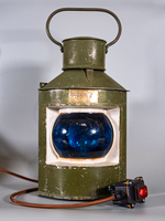 Корабельный фонарь WOODandROOT 1957 года с синим стеклом, тканевым проводом и силовым выключателем, сохранённый в оригинальном виде.