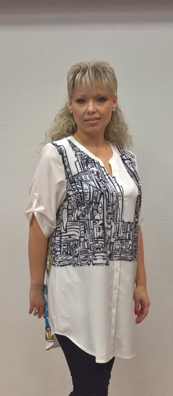 Белый блузон-рубашка с цветным принтом