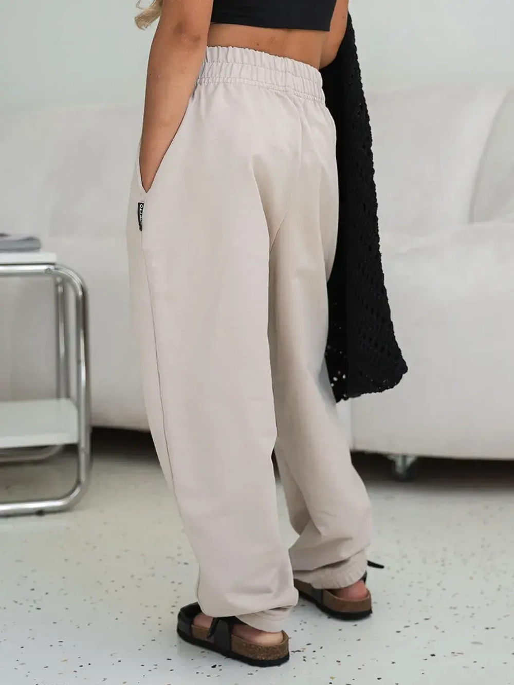 Бежевые брюки для девочки на осень