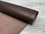 Фактурная натуральная кожа козы в цвете Dark brown крупным планом.