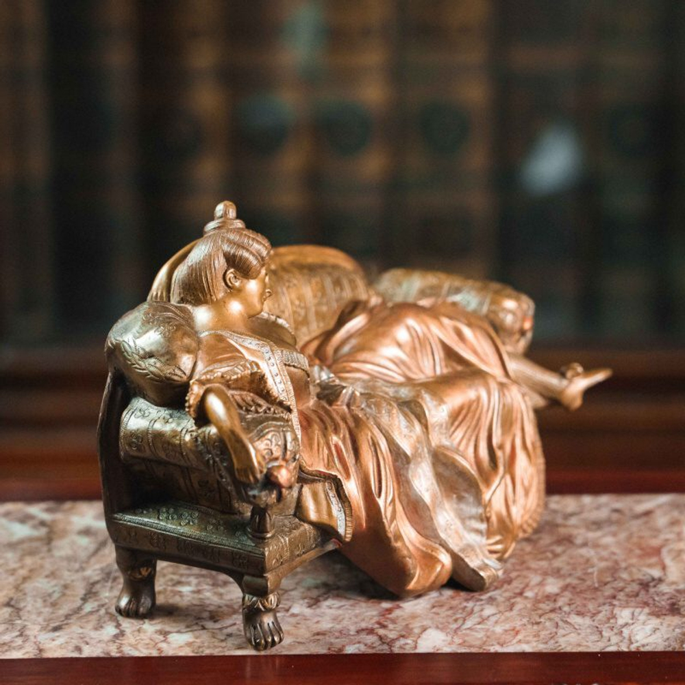 Бронзовая скульптура «Дама на софе»