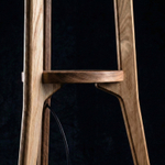 Деталь торшера: ножки из массива с текстурой дерева