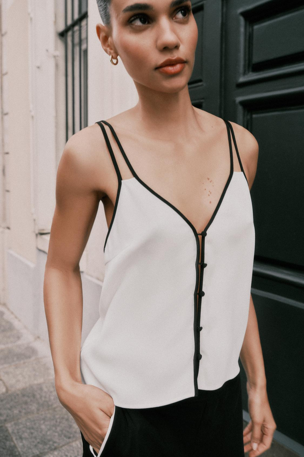 ZARA ТОП В БЕЛЬЕВОМ СТИЛЕ С КОНТРАСТНОЙ ОТДЕЛКОЙ, ЖЕЛТОВАТО-БЕЛЫЙ