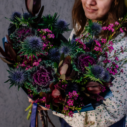 68. Элегантный темный букет с брассикой и эрингиумом