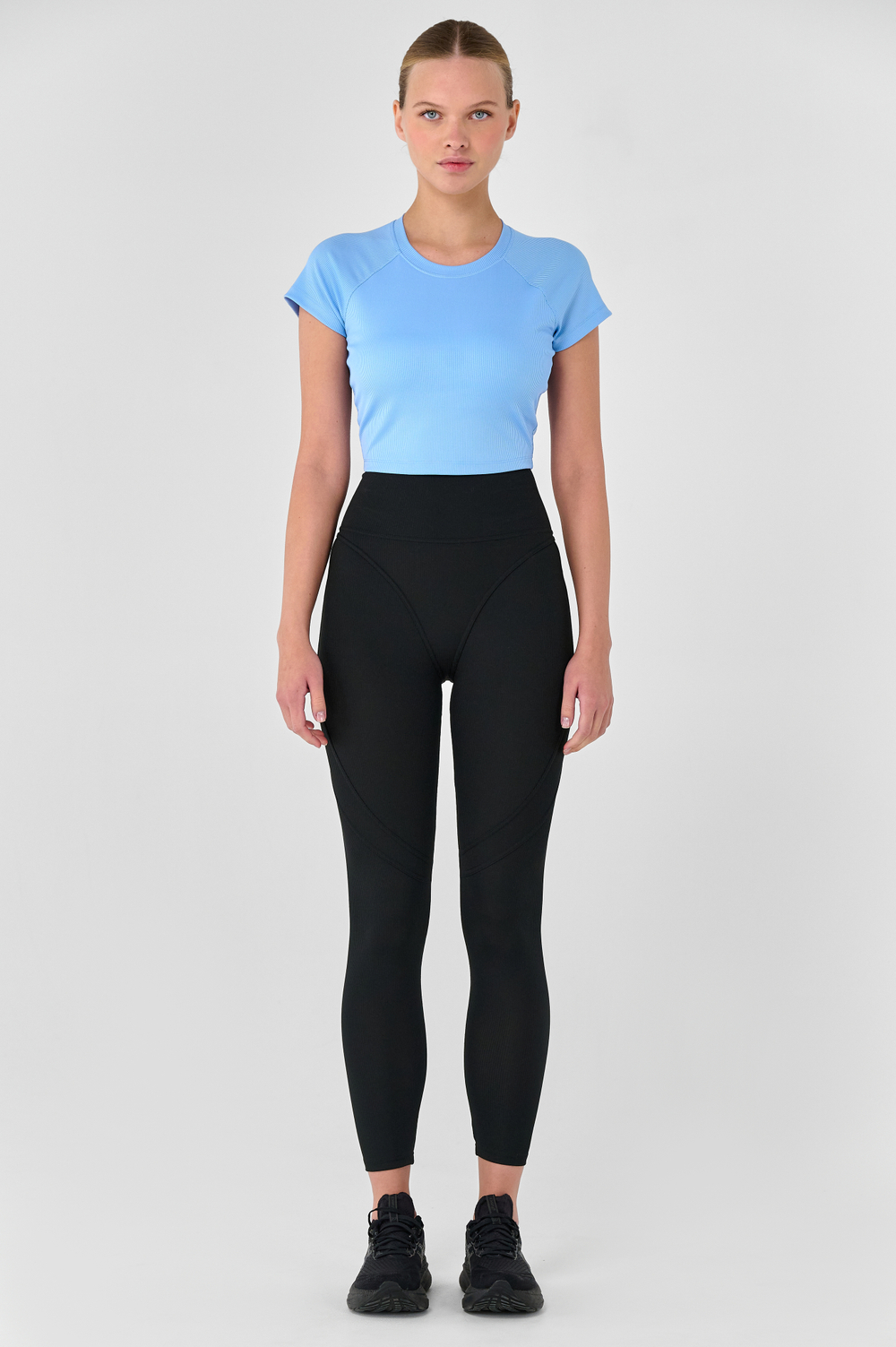 Кроп-топ спортивный с чашками