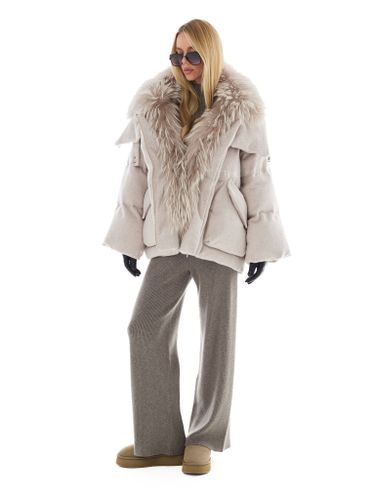Объемный текстильный пуховик с мехом енота в бежевом цвете