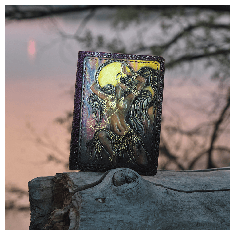 Кожаная обложка на паспорт «Шаманка» (фигура)