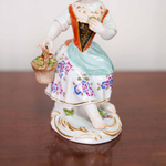 Садовница с корзиной фруктов