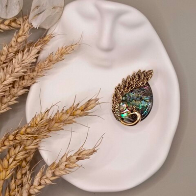 Брошь"Жар птица" из ракушки, смолы и цинкового сплава со стразами.