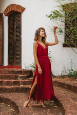 Длинное платье с V-образным вырезом (красное)