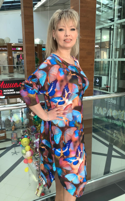 Яркое трикотажное платье с разрезами по бокам на размер+