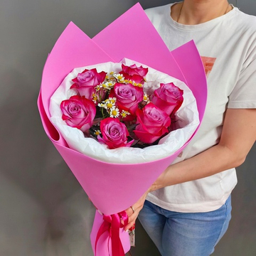 Букет из 7 роз сорта "DEEP PURPLE" с матрикарией (Эквадор 60 см)