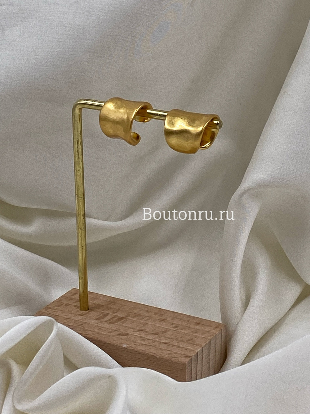 Серьги каффы золотые с мятым эффектом