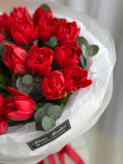 Пионовидные красные тюльпаны и эвкалипт в воздушном оформлении от Флора Маркет