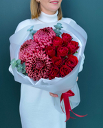 Букет из красной розы и хризантемы бигуди(00387)