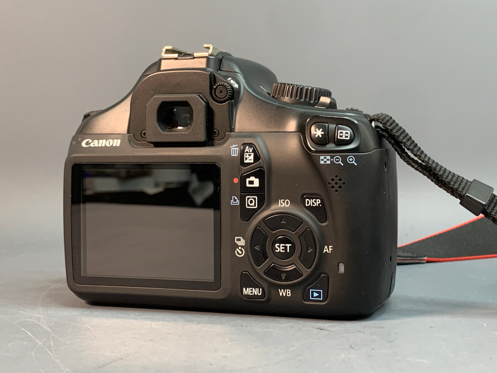 Canon 1100D Kit 18-55mm 3.5-5.6 IS II 17.000 кадров