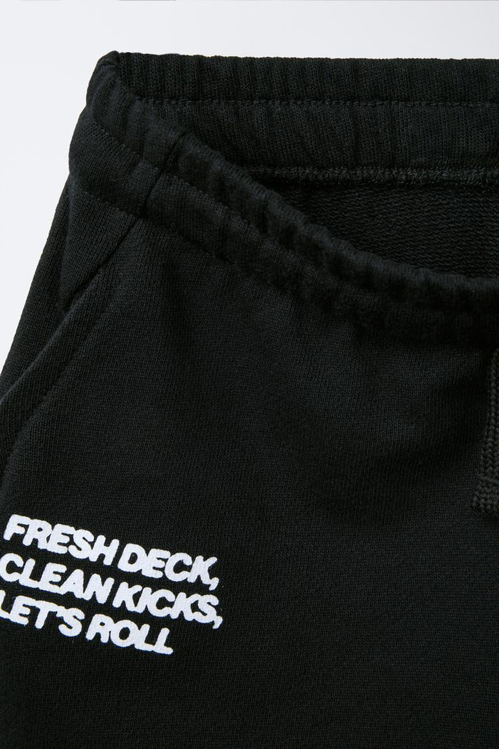 ZARA ШОРТЫ-БЕРМУДЫ С ПРИНТОМ В СТИЛЕ ГРАФФИТИ, ЧЕРНЫЙ