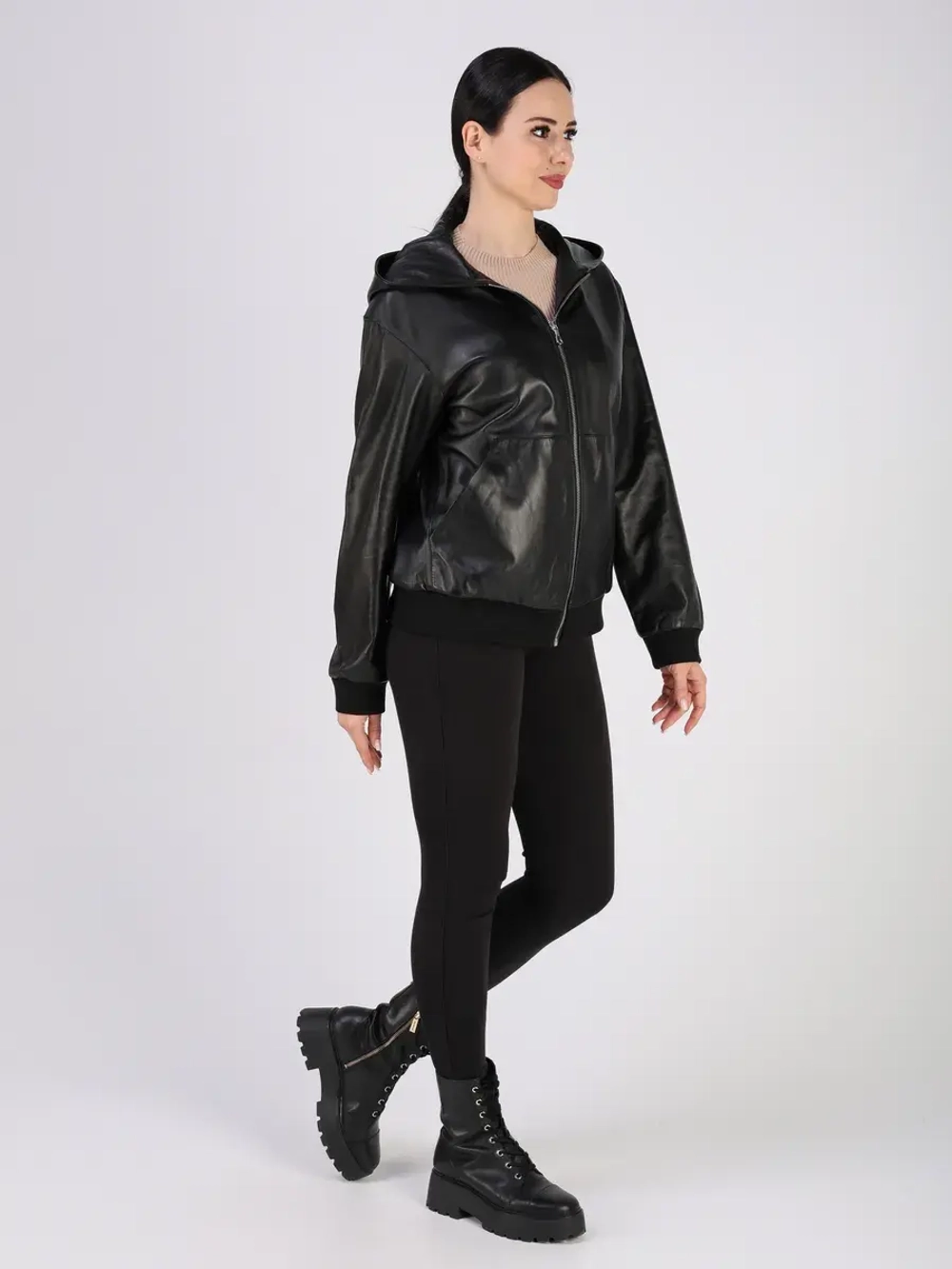 Кожаная куртка демисезонная с капюшоном