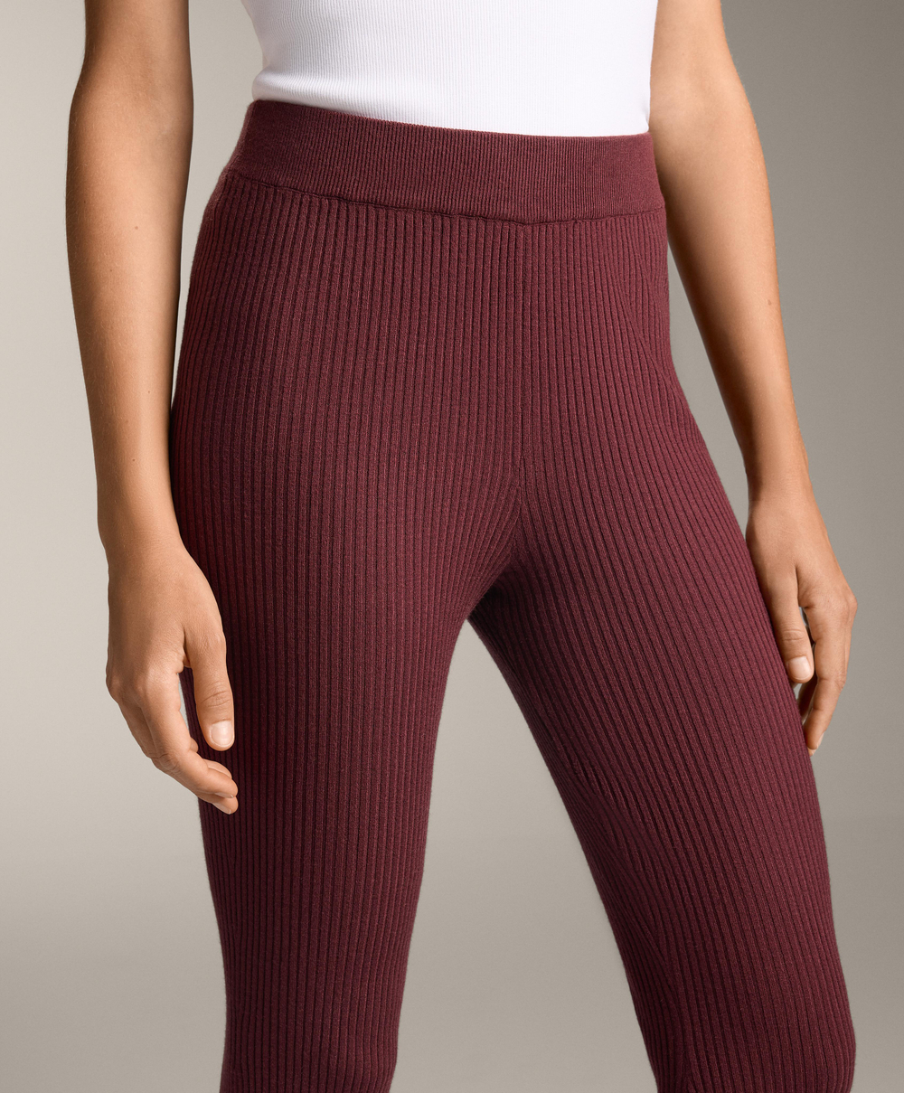 OYSHO Расклешенные трикотажные брюки в рубчик, лиловый меланж