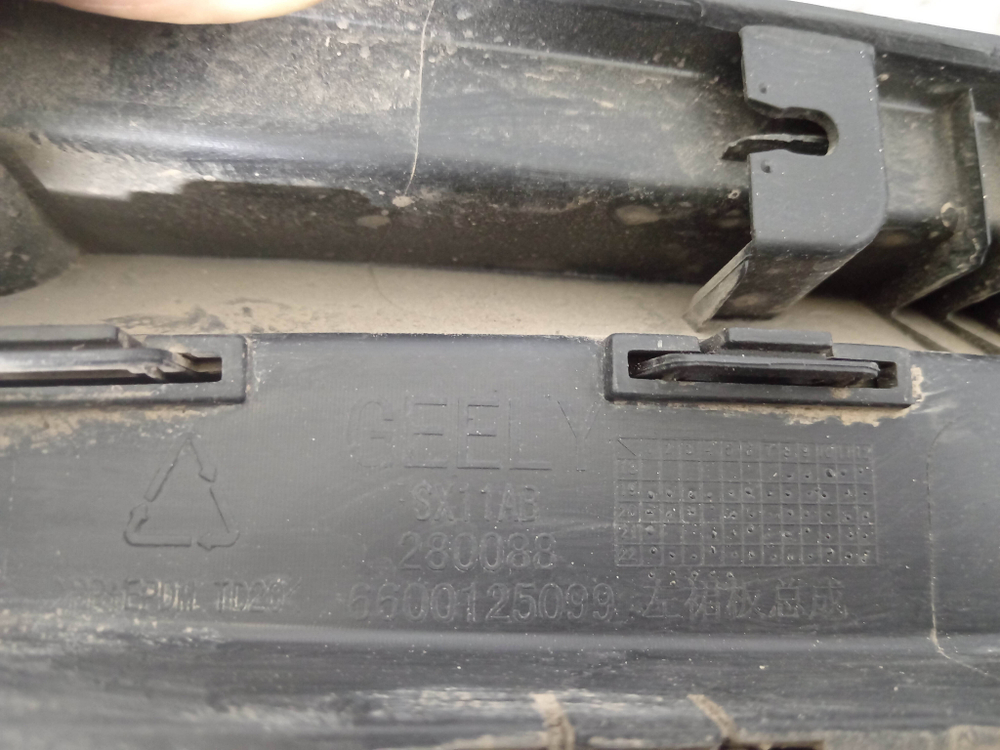 Подножка порога левого Geely Coolray 19-нв Б/У Оригинал 6073056100