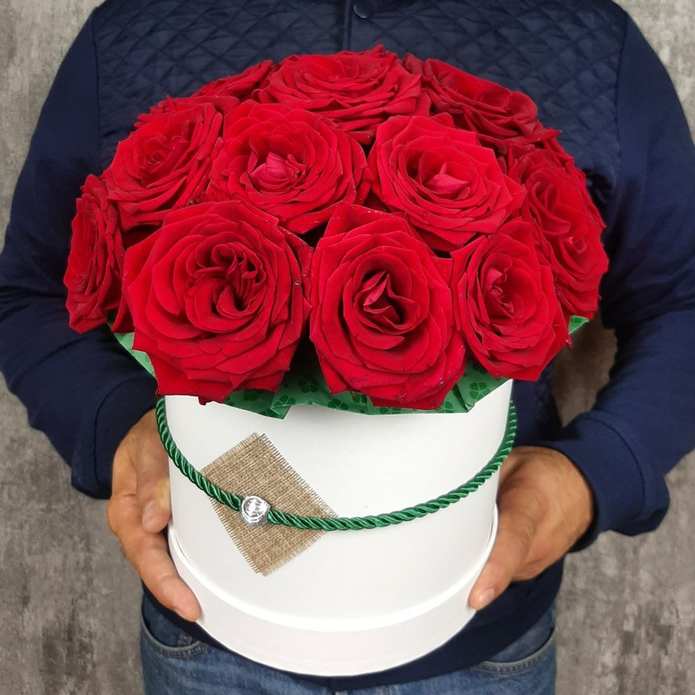 Букет из красных роз в авторской коробке