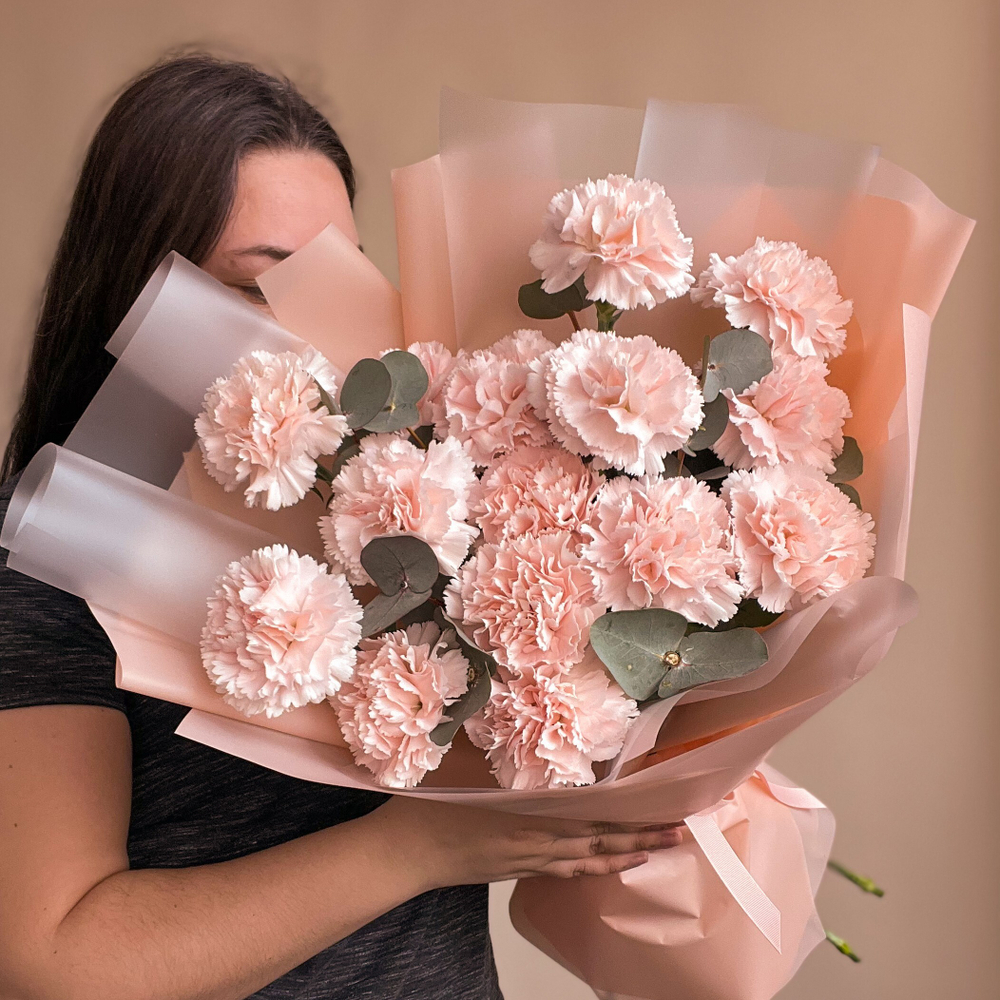 Кремовые гвоздики (диантусы) с эвкалиптом 15 шт