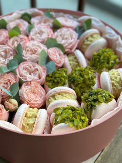 «Розы и макаруны»