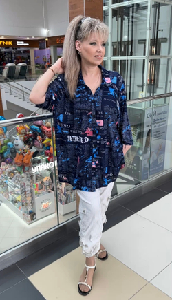 Рубашка-туника с газетным принтом в темно-синей гамме