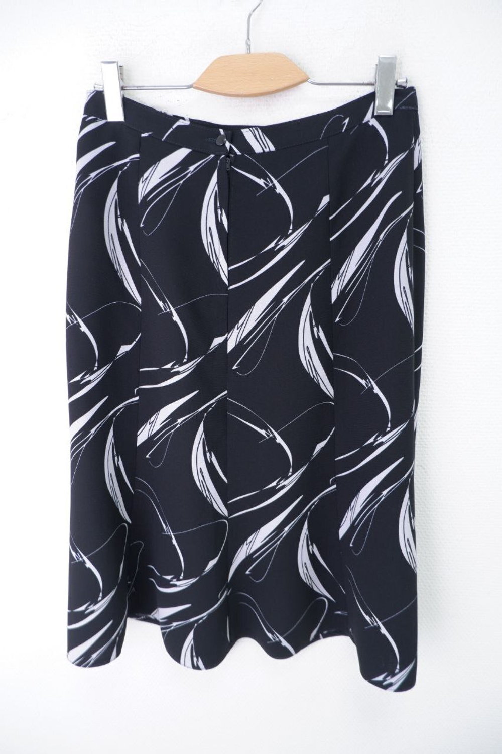 Юбка черная с принтом 48-50 размер