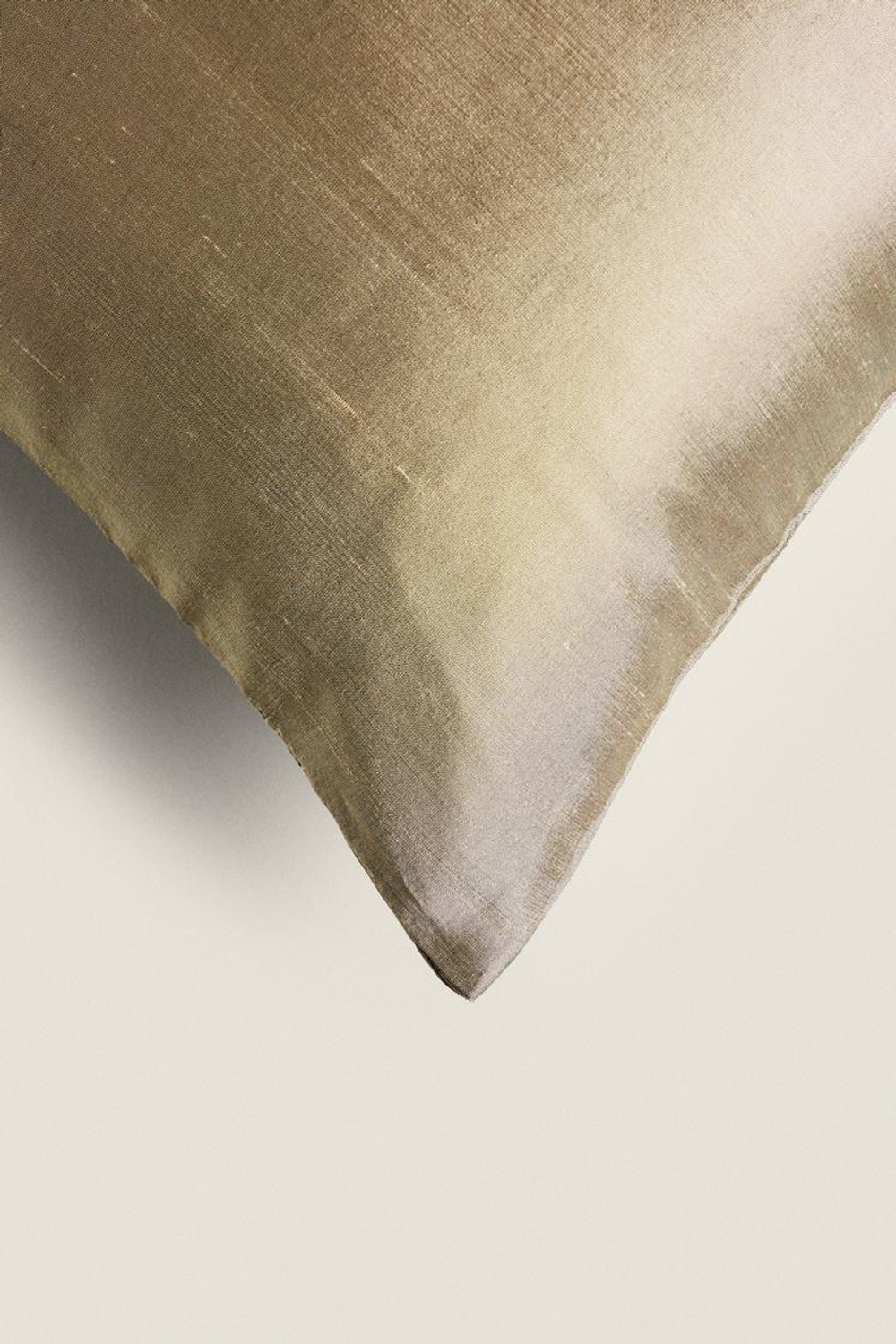 ZARA HOME ОДНОТОННЫЙ ШЕЛКОВЫЙ ЧЕХОЛ ДЛЯ ДЕКОРАТИВНОЙ ПОДУШКИ, ЗОЛОТИСТЫЙ