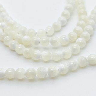 Перламутр Шар бусины, цвет белый, диаметр около 5,8 мм, цена за отрезок 19 см (1/2 нити)
