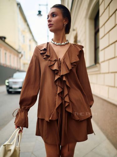 Шоколадный костюм с рюшами в стиле бохо