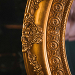 Настенное зеркало в круглой раме