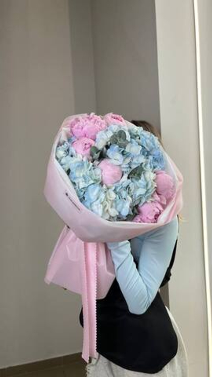 Букет из розовых пионов и голубых гортензий