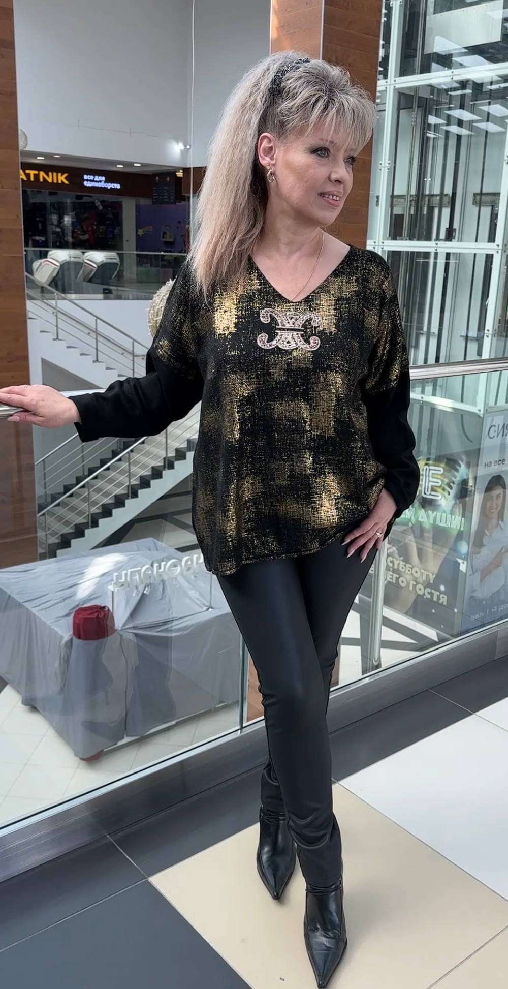 Черный джемпер-туника с блестящим напылением и эмблемой