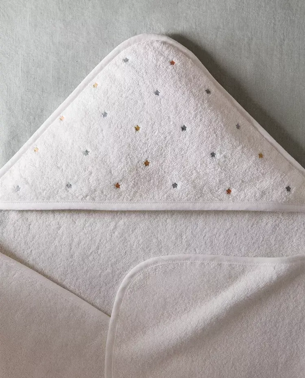 ZARA HOME ДЕТСКОЕ ПОЛОТЕНЦЕ С КАПЮШОНОМ И ВЫШИВКОЙ «ЗВЕЗДОЧКИ», ЖЕЛТОВАТО-БЕЛЫЙ