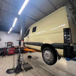 WDK-529 Подъемник двухстоечный с верхней синхронизацией 4 тонны, одност.разбл., 380В