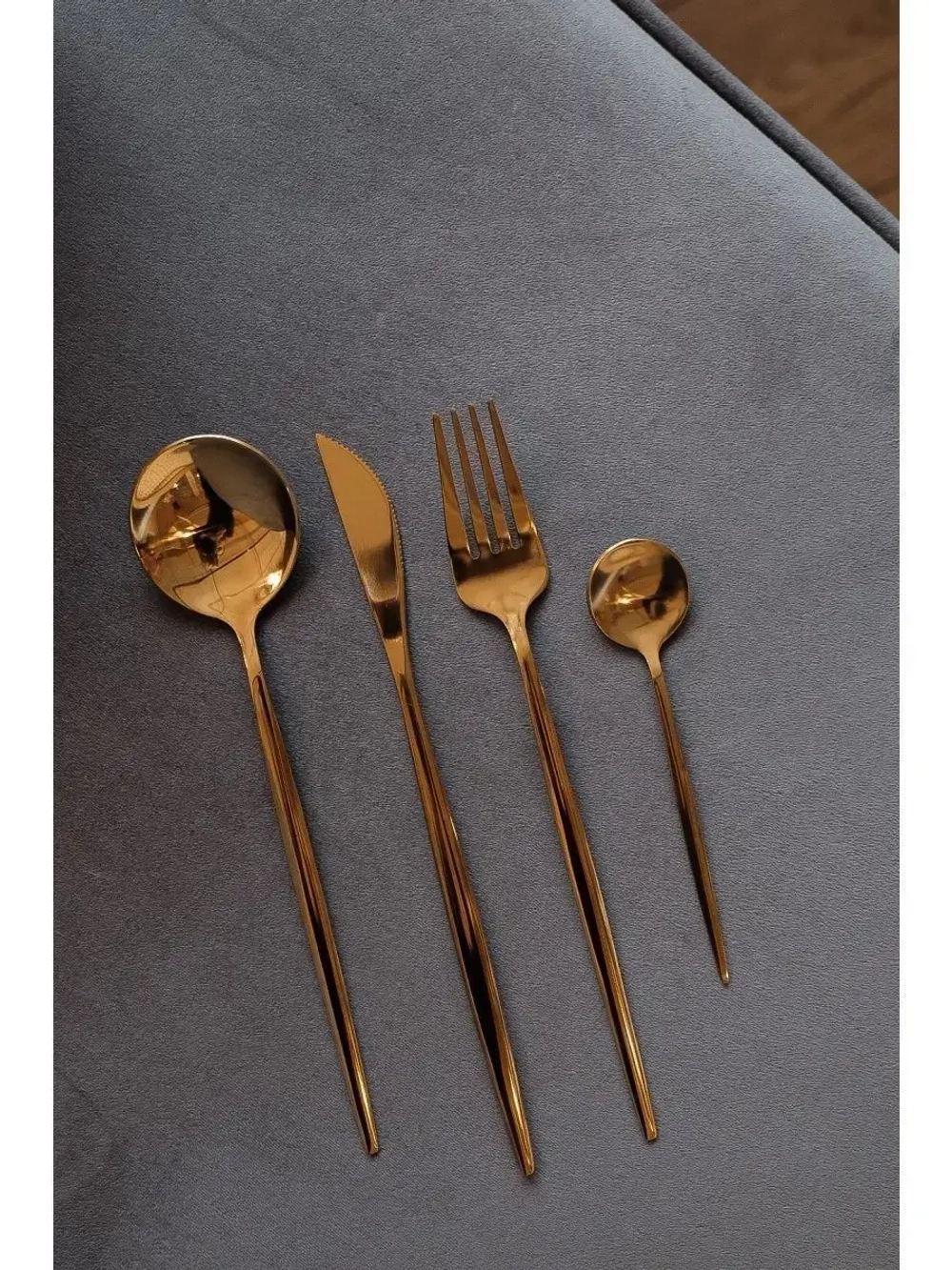 Набор столовых приборов ложек и вилок