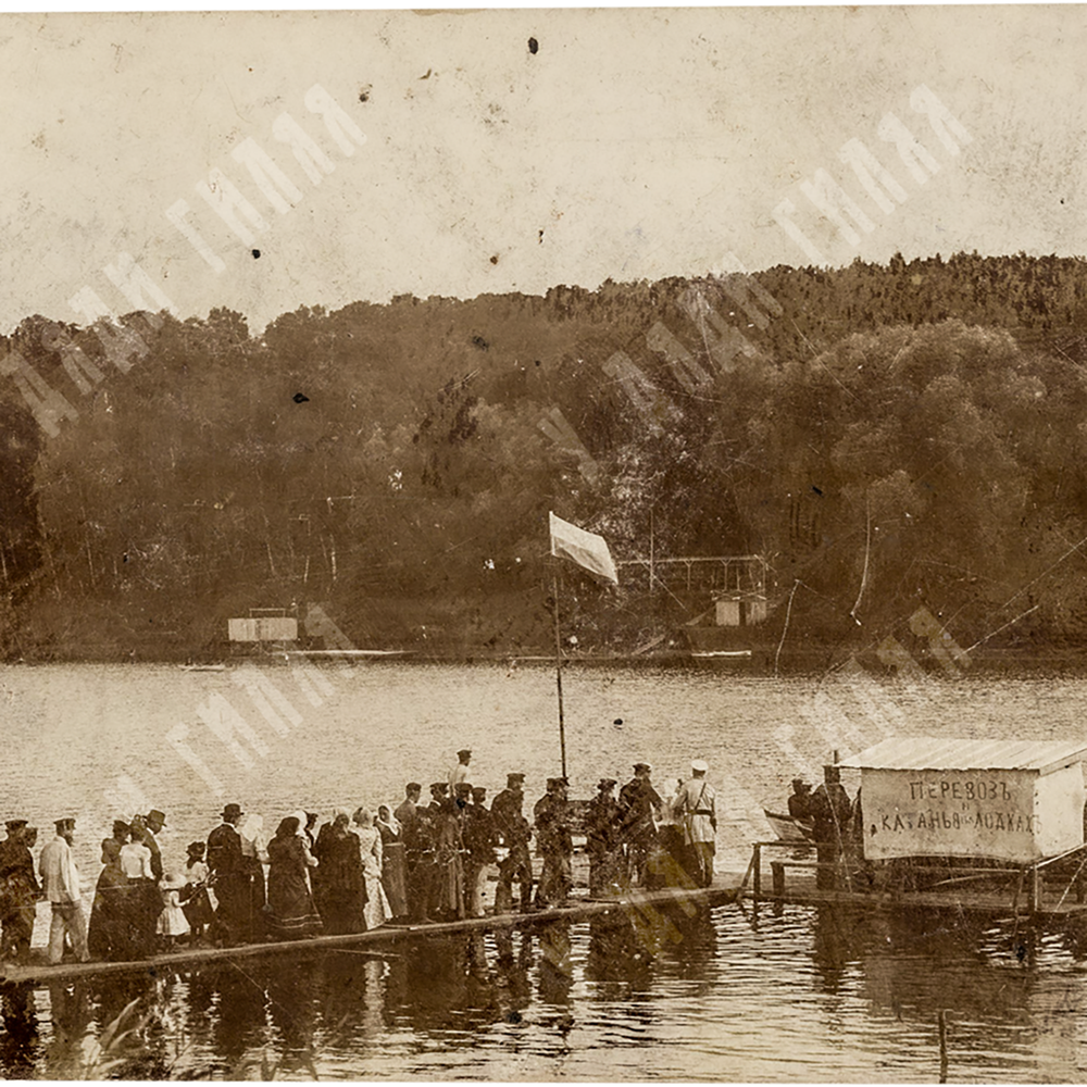 Перевоз. Катанья на лодках. Чёрно-белая фотография. Россия. 1900-е.