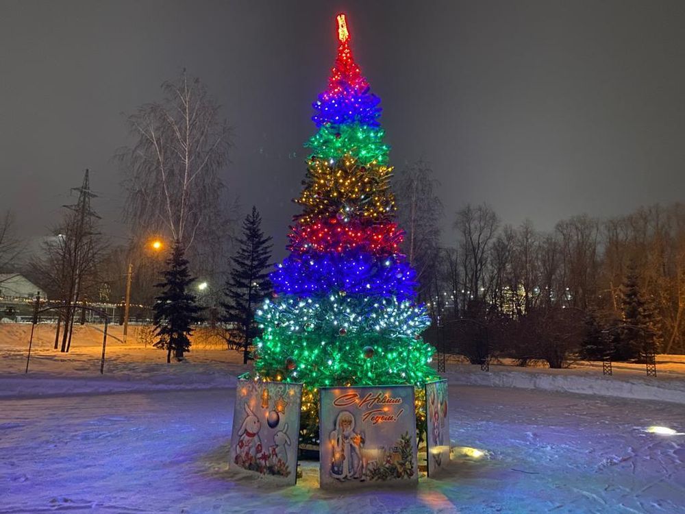 Светодинамическая елка каркасная - встроенная гирлянда цветная -"Уральская" 23 м