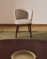 Стул Ciselia из бежевого шенилла с ножками из ясеня в отделке орех