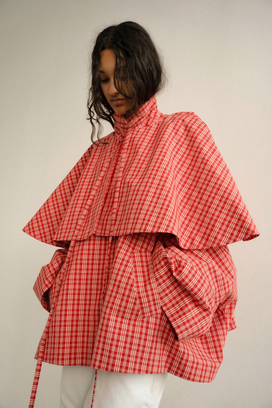 Свободный плащ с кейпом