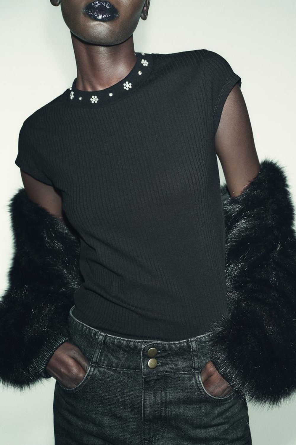 ZARA ФУТБОЛКА С КОРОТКИМИ РУКАВАМИ И БУСИНАМИ, ЧЕРНЫЙ