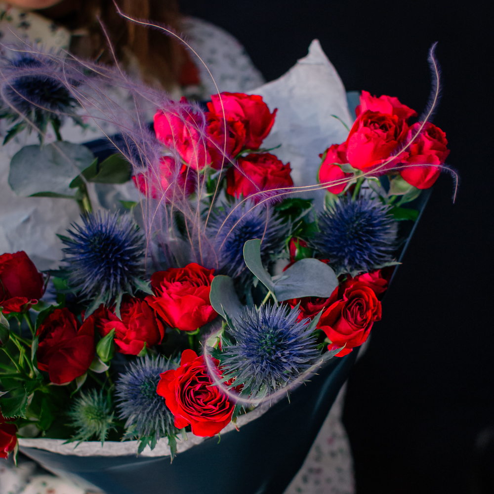 48. Завораживающий дуо-букет с розой и эрингиумом