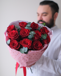 Романтичный моно из 11 красных роз Эксплорер