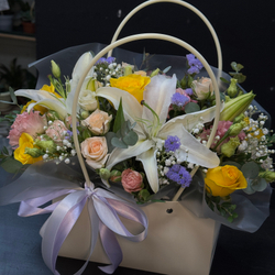 Сумочка с лилией, розами и эустомой