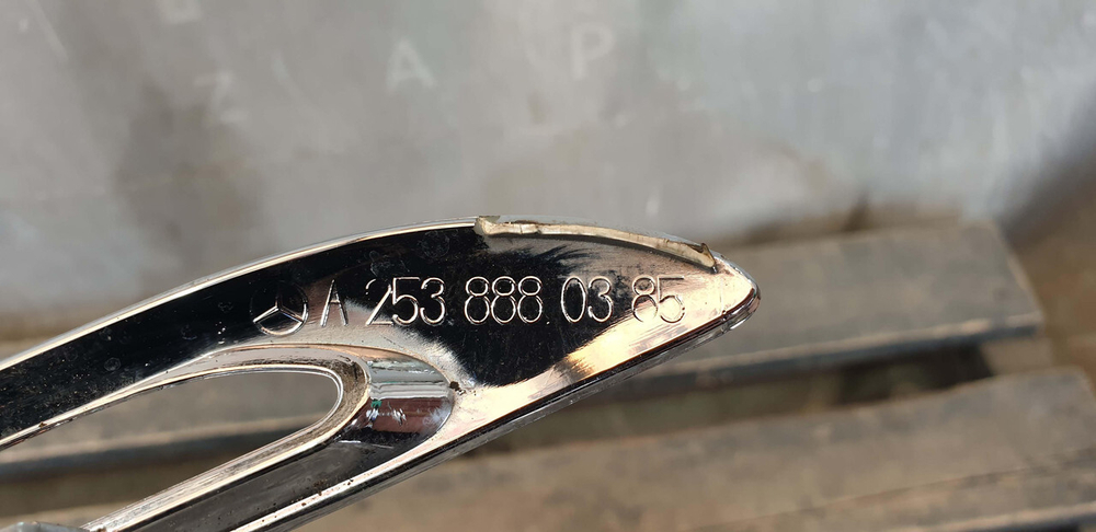 Молдинг решетки радиатора Mercedes GLC (X253) 15-19 Б/У Оригинал A2538880385