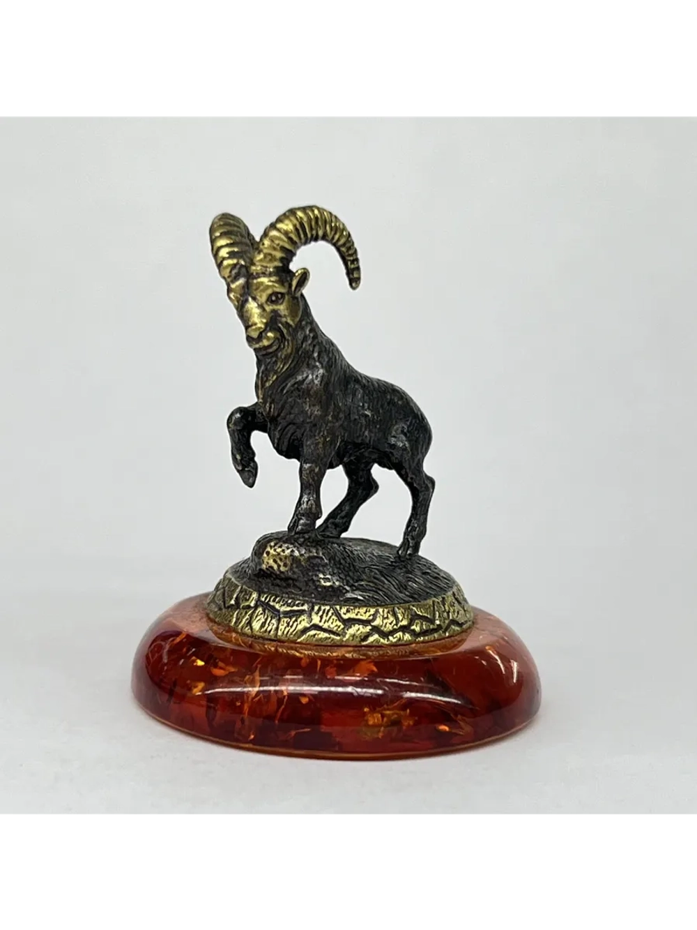 Бронзовая статуэтка на янтаре